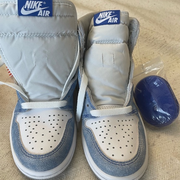 Air Jordan Retro 1 High OG Hyper Royal